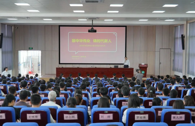 县委书记高忠深入翁源中学听评思政课