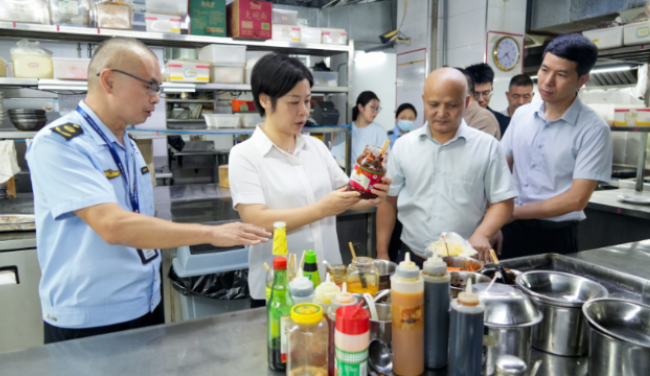 钟真督导检查节前安全生产、疫情防控及食品安全“两个责任”落实等工作