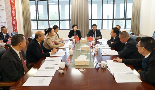 钟真参加县委十四届九次全会分组讨论