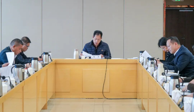 县委理论学习中心组学习会召开