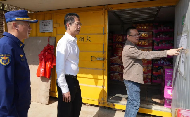 高忠带队到烟花爆竹经营场所开展经营安...